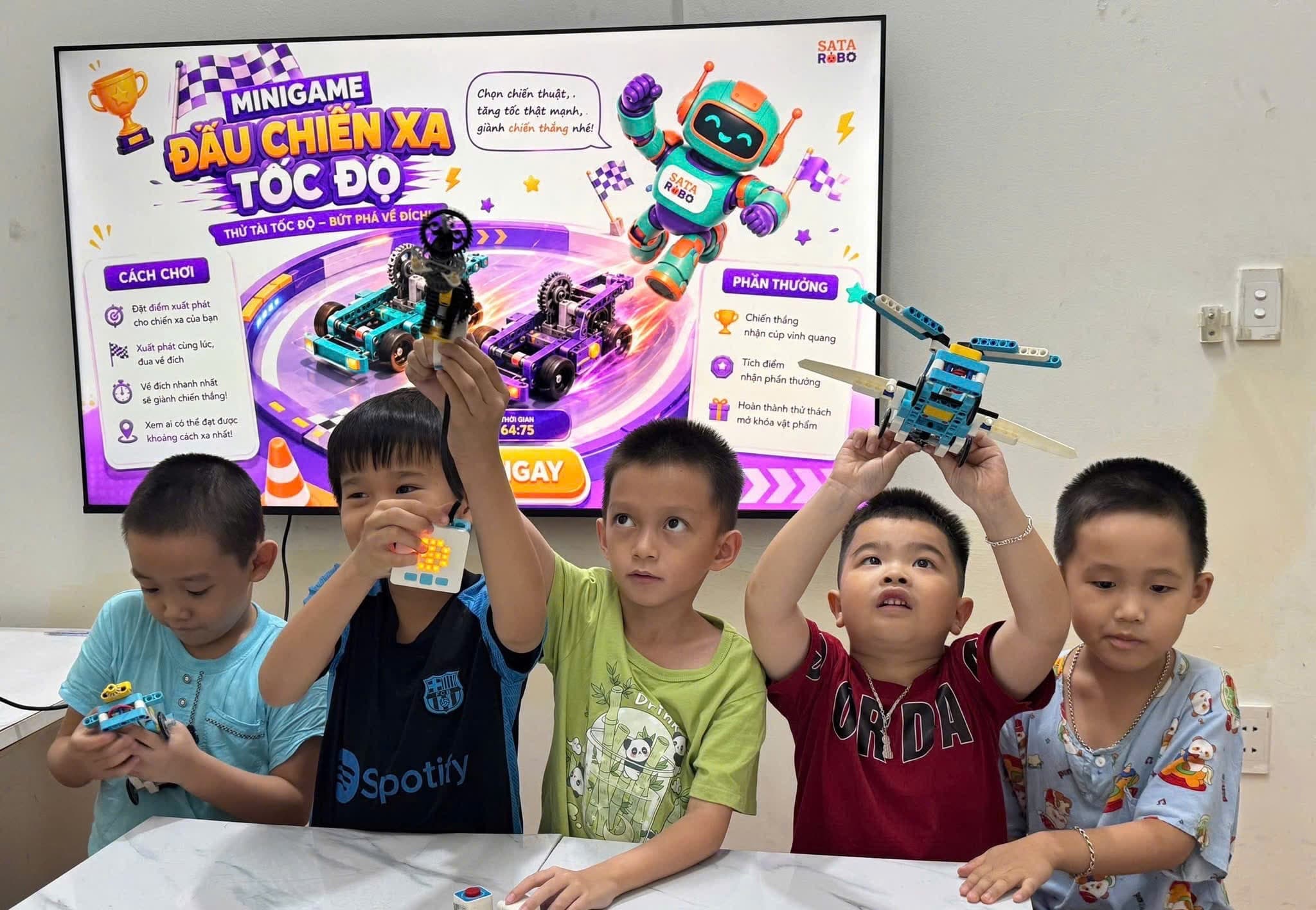 Học viên khoe sản phẩm robot tự làm