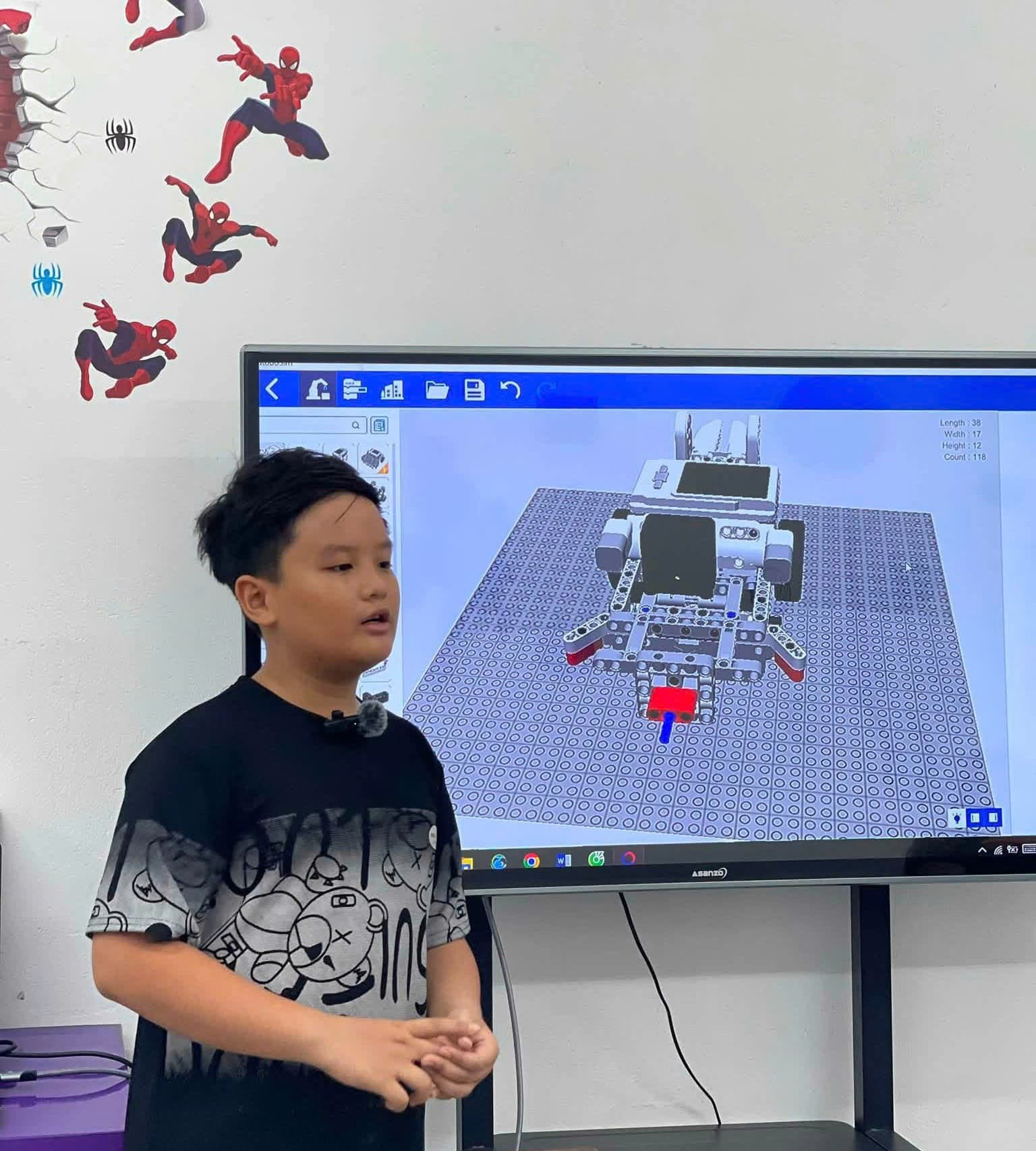 Con thuyết trình sản phẩm robot trên RoboSim